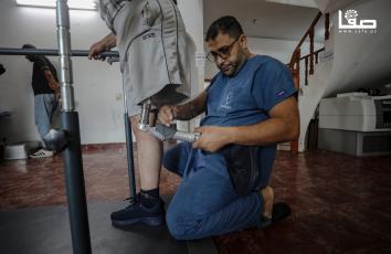 مواطنون يخضعون لجلسات تأهيل باستخدام أطراف صناعية في مشفى حمد في الزوايدة وسط قطاع غزة