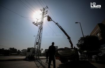 بدء أعمال صيانة لخطوط الكهرباء المتضررة في دير البلح وسط قطاع غزة