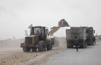 بدء أعمال تسوية شارع الرشيد الساحلي جنوب غربي مدينة غزة