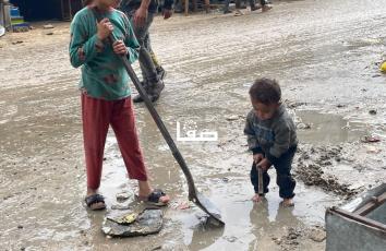 غرق الشوارع والطرق بمياه الأمطار في حي الرمال غربي مدينة غزة