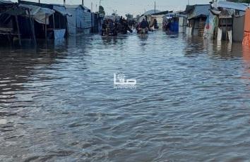 خيام النازحين في مواصي خان يونس جنوبي قطاع غزة تغرق بمياه الأمطار