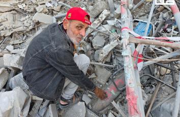 نازحون بين جدران متصدعة وطرقات مليئة بالذخائر غير المتفجرة في خان يونس جنوبي قطاع غزة