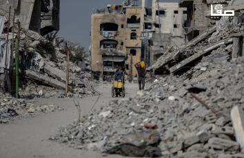 مواطنون يحاولون العيش وسط مبان وشوارع مدمرة في مخيم جباليا شمالي قطاع غزة