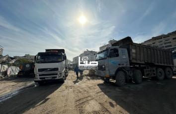 البدء بإزالة أنقاض برج مكة المدمر لفتح الطريق بمفترق الأمين الحيوي غرب مدينة غزة