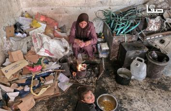 سيدة نازحة وأطفالها يعيشون ظروفًا صعبة في مدرسة مدمرة شرقي خان يونس جنوبي قطاع غزة بعد تدمير قوات الاحتلال منزلها