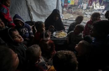 مسنان من حي الشجاعية يعتنيان بـ(36) حفيدًا بعد فقدان خمسة من أبنائهما خلال حرب الإبادة على غزة