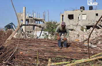 استخراج قضبان حديد من المباني المدمرة في خانيونس جنوبي قطاع غزة
