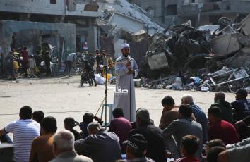 إقامة صلاة الجمعة في ساحة مدرسة أبو عاصي المدمرة في مخيم الشاطئ الشمالي غربي مدينة غزة