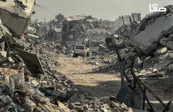 حفارات برفقة الصليب الأحمر تبحث عن جثث لجنود الاحتلال في حي الشجاعية شرق مدينة غزة