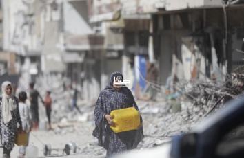 الحصول على المياه.. المعاناة الأكبر للمواطنين العائدين إلى مناطقهم في مدينة غزة