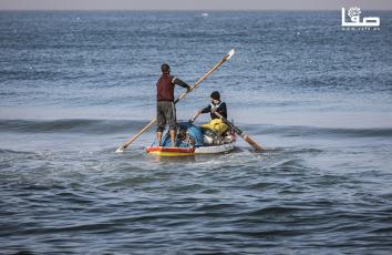 في مساحات ضيقة وبأدوات يدوية بدائية.. صيادون يصطادون أسماكهم من بحر دير البلح وسط قطاع غزة