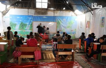 خيمة دراسية للطلاب في بدير البلح وسط قطاع غزة