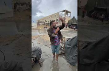 جانب من غرق المواطنين وخيامهم نتيجة المنخفض الجوي الذي يضرب قطاع غزة