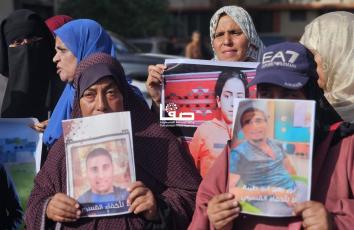 وقفة في خان يونس لأهالي مفقودي حرب الإبادة الإسرائيلية للمطالبة بالكشف عن مصير أبنائهم