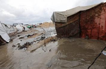 غرق خيام النازحين نتيجة تساقط الأمطار غرب مدينة غزة