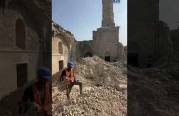 انتشال وفرز الحجارة التاريخية للمسجد العمري بمدينة غزة