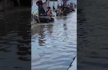 غرق خيام النازحين في مواصي خانيونس جنوبي قطاع غزة بمياه الأمطار
