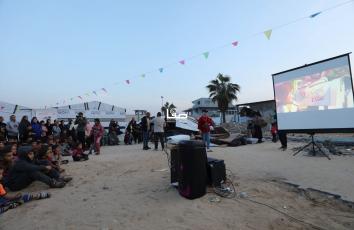 مهرجان غزة السينمائي للأطفال يبدأ عروضه في مخيمات النزوح