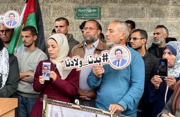 وقفة تضامنيّة لأهالي الأسرى أمام مقر الصليب الأحمر في غزة للمطالبة بالإفراج عن أبنائهم