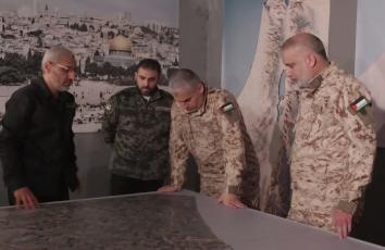 الشهيد "أبو عبيدة" على يسار القائد العام لكتائب القسام الشهيد محمد الضيف