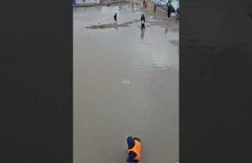 مياه الأمطار تشكل مستنقعات صغيرة وتعرّض خيام النازحين للغرق في مواصي خان يونس جنوبي قطاع غزة