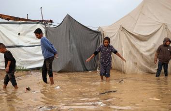 غرق بمياه الأمطار وانهيار للخيام.. معاناة أهالي شمال غزة جراء المنخفض الجوي