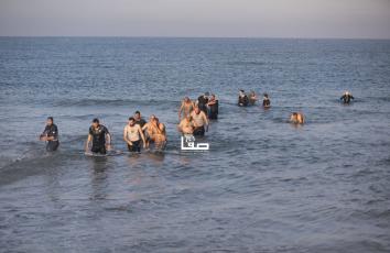 السباحة في المياه الباردة لمحاولة التعافي من آثار الحرب في غزة