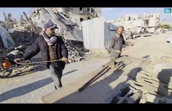 في ظل نقص شبه كامل بالمستلزمات.. أطفال يتعلمون في خيمة وسط البرد والركام بمواصي خانيونس