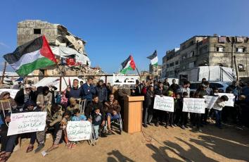 وقفة شعبية في مخيم الشاطئ غربي مدينة غزة للمطالبة بإدخال الكرفانات إلى القطاع كحل مؤقت بدل الخيام حتى إعادة الإعمار