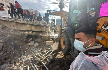 الدفاع المدني يبدأ بانتشال جثامين شهداء عائلة سالم من تحت أنقاض بناية أبو رمضان في حيّ الرمال غربي مدينة غزة