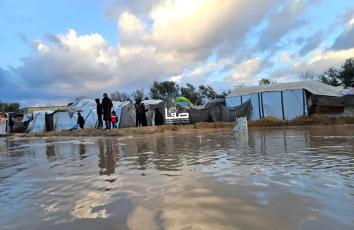 مياه الأمطار تشكل مستنقعات صغيرة وتعرّض خيام النازحين للغرق في مواصي خان يونس جنوبي قطاع غزة