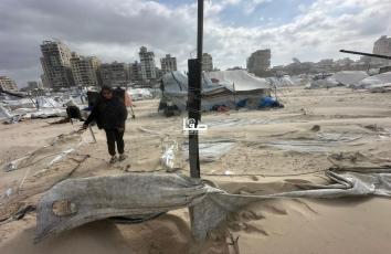أضرار كبيرة لحقت بخيام النازحين على شاطئ بحر غزة جرّاء المنخفض الجوي والرياح العاتية