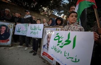 عائلات الأسرى ينظمون وقفة أمام مقر الصليب الأحمر بمدينة غزة للمطالبة بالإفراج عن أبنائهم في سجون الاحتلال