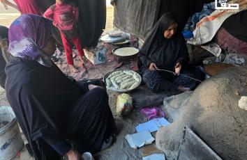 انتشار أفران الطين لخبز وطهي المأكولات في ظل استمرار نقص غاز الطهي وتقنين دخوله إلى قطاع غزة