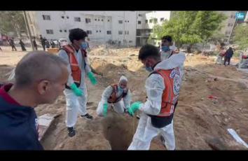 الدفاع المدني يواصل انتشال جثامين عشرات الشهداء من مجمع الشفاء بمدينة غزة لنقلهم إلى مقابر رسمية