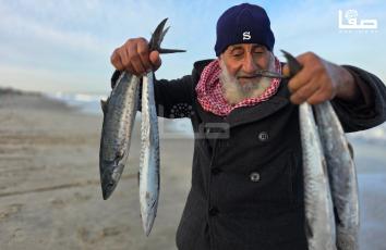 بإمكانيات محدودة جدًا.. صيادون يستطيعون صيد الأسماك من بحر خان يونس رغم المخاطر والملاحقة