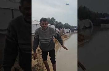 مواطنون يحاولون إنشاء سواتر ترابية لحماية خيامهم من الغرق جنوبي قطاع غزة