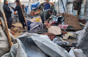 آثار القصف الإسرائيلي الذي استهدف خيام النازحين بخان يونس جنوبي قطاع غزة