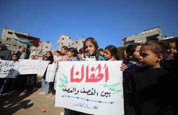 طلاب يُنظمون وقفة احتجاجية في مدينة غزة للمطالبة بتوفير بيئة تعليمية مناسبة بدلًا من الخيام