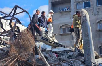 الدفاع المدني يبدأ بانتشال جثامين 55 شهيدًا من تحت أنقاض 13 منزلًا في خانيونس