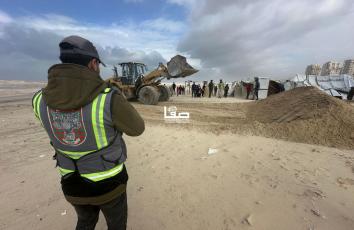 بلدية غزة تقيم سواتر رملية على شاطئ البحر لمحاولة منع غرق خيام النازحين في ظل المنخفض الجوي