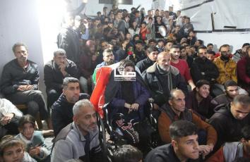 مشاهدة مباراة المنتخب الفلسطيني والسوري في مخيم الشاطئ بمدينة غزة