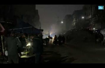 الحياة خلال الليل بين أنقاض المباني في حي الشيخ رضوان بمدينة غزة