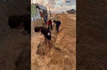 قبل وصول المنخفض.. نازحون على شاطئ غزة يحفرون مجرى لمياه الأمطار لحماية خيامهم من الغرق
