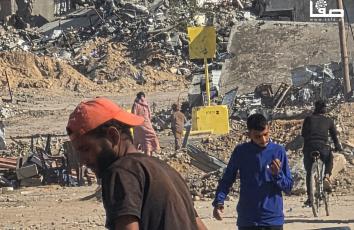 مواطنون نازحون في خيام قرب الخط الأصفر بمدينة خان يونس رغم الخطر نتيجة استمرار عمليات النسف والغارات والتوغلات