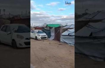 خيام النازحين المهترئة في بلدة الزوايدة وسط قطاع غزة نتيجة المنخفض الجوي