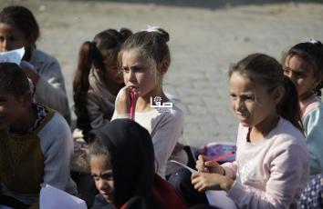 مدرسة الشجاعية تُواصل مسيرتها التعليمية رغم الدمّار وقلة الإمكانيات