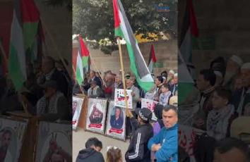 مشاركون في وقفة أمام مقر الصليب الأحمر بغزة يطالبون بالضغط على الاحتلال لوقف جرائمه بحق الأسرى