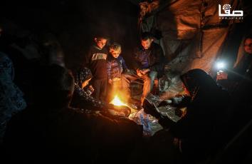 الخشب الوقود الوحيد المستخدم للطهي والتدفئة في ظل الحصار الذي يفرضه الاحتلال على قطاع غزة