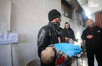 البرد القارس يواصل خطف الأطفال من آبائهم وآخرهم الطفلة شذى أبو جراد (3 أشهر) من حي الدرج بمدينة غزة